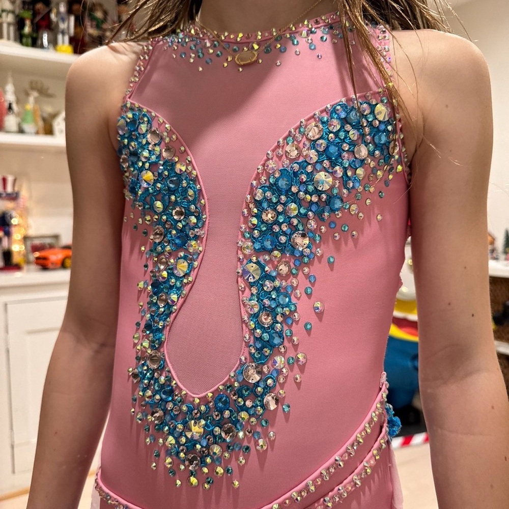 This beautiful sparkle worldwide costume is in an excellent condition.